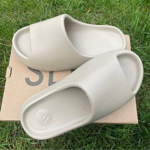 Yeezy slide pure: Size 9